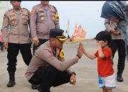 Kapolres Bangka Barat Pantau Arus Mudik di Tanjungkalian, Sapa Pemudik hingga Jongkok Ajak Anak Kecil Tos