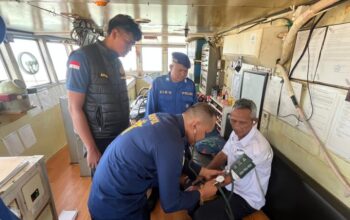 Kapolres Bangka Barat Pastikan Keselamatan Penumpang, Dokkes Periksa Kesehatan Kru Kapal di Pelabuhan Tanjung Kalian
