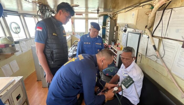 Kapolres Bangka Barat Pastikan Keselamatan Penumpang, Dokkes Periksa Kesehatan Kru Kapal di Pelabuhan Tanjung Kalian