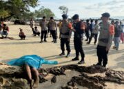 Tim SAR Brimob Polda Babel Evakuasi Temuan Mayat Tanpa Identitas Di Pantai Kepala Dua Desa Tanjung Gunung