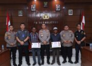 Kapolda Babel Beri Penghargaan kepada Dua Nelayan Penemu 42 Kg Sabu di Belitung
