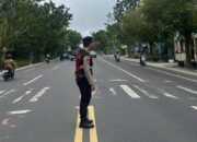 Pada Jam Sibuk, Satsamapta Polresta Siaga di Penyeberangan Depan MAN Kota Palangka Raya