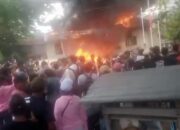 ‎Masyarakat Penambang Mengamuk Bakar Kantor Unit dan Gudang PT Timah Gantung   ‎