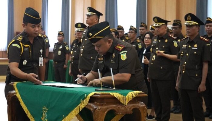 Kepala Kejaksaan Tinggi Kalteng Hendrizal Husin Resmi Melantik dan Mengambil sumpah 4 Kepala Kejaksaan Negeri di Palangka Raya