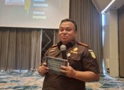 Aktif Bertanya Kades Pangkalan Banteng Raih penghargaan dan  Dapat Buku Gratis dari  Kajari Kobar