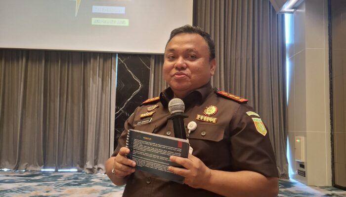 Aktif Bertanya Kades Pangkalan Banteng Raih penghargaan dan  Dapat Buku Gratis dari  Kajari Kobar