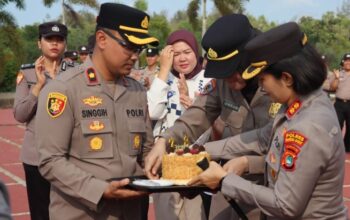 HUT Polwan ke-78, Kapolres Bangka Barat Beri Kejutan Kue dan Cokelat