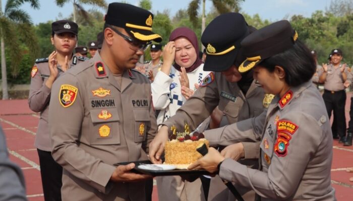 HUT Polwan ke-78, Kapolres Bangka Barat Beri Kejutan Kue dan Cokelat