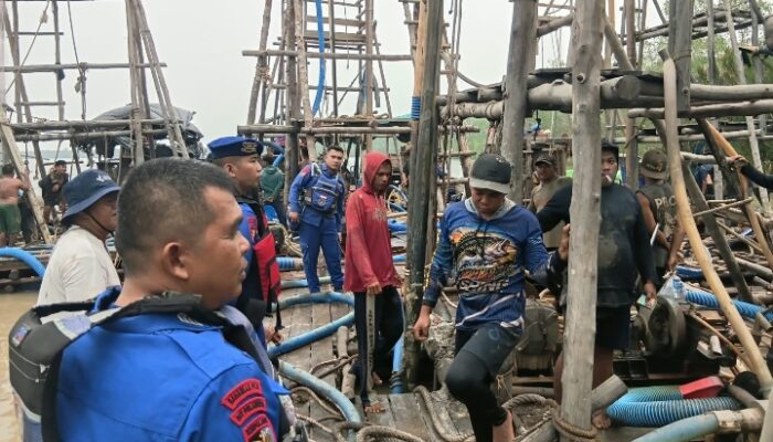CEGAH TAMBANG TIMAH ILEGAL, SATPOLAIRUD POLRES BANGKA LAKUKAN MONITORING DAN PASANG SPANDUK HIMBAUAN DI DAS JADE BAHRIN
